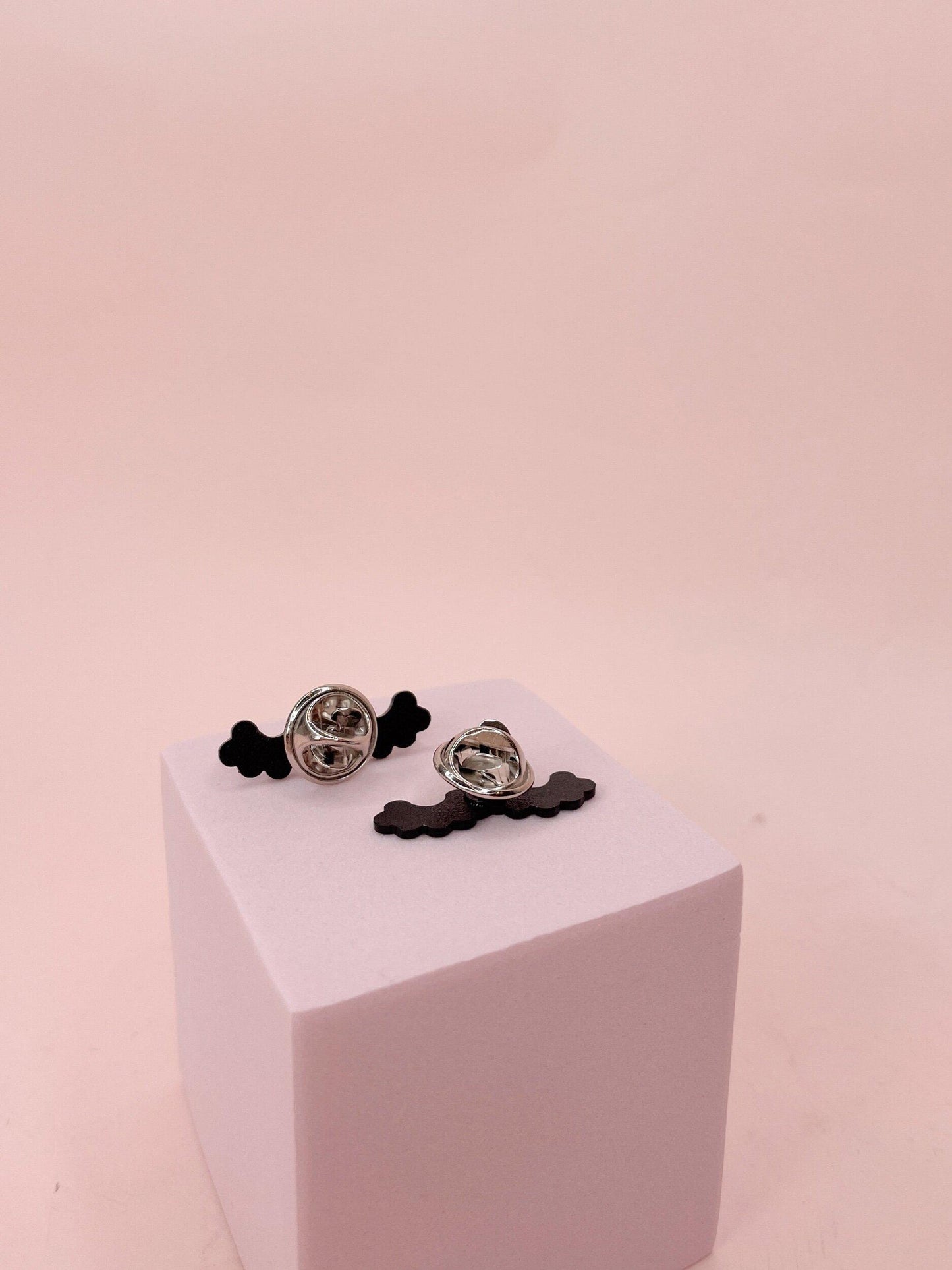 lash enamel pin